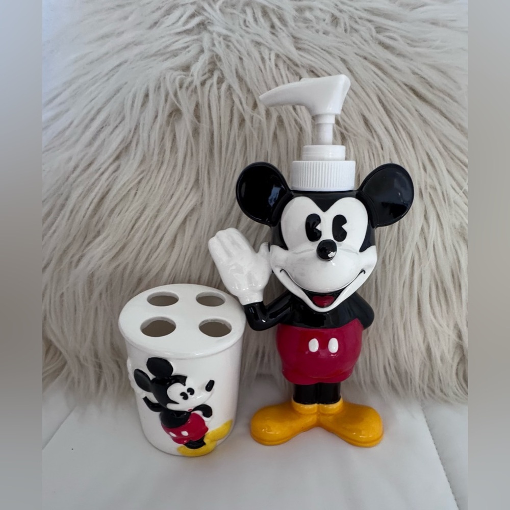 Vtg Disney Set Mickey Mouse Toothbrush Holder
Stand and soap dispenser Bathroom